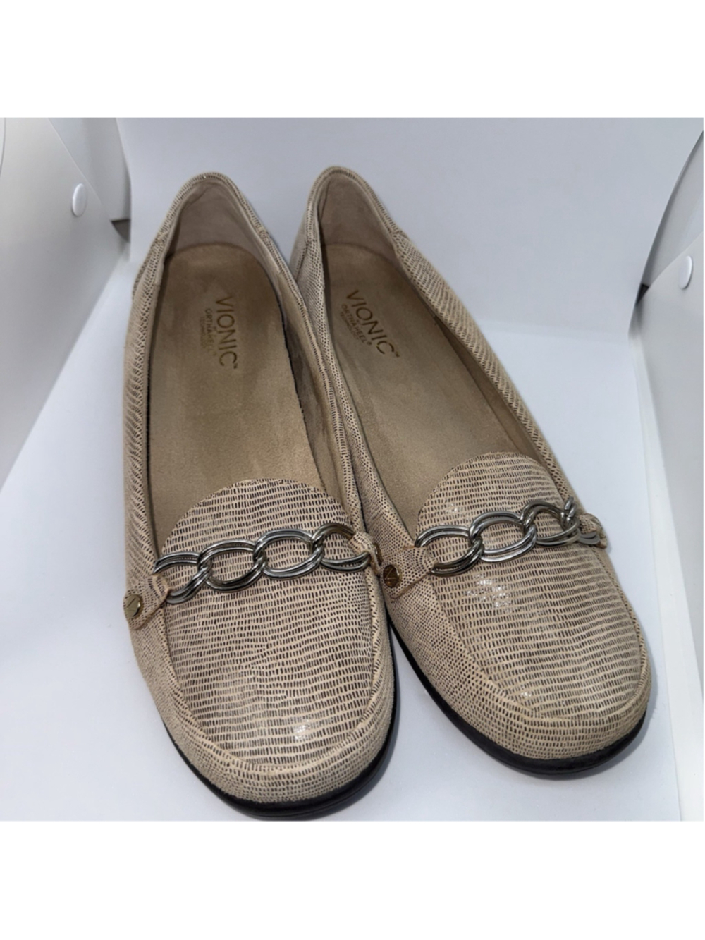 Vionic Women’s Alda Slip-On Loafers, Tan Embossed Leather, Chain Accent Sz 9.5